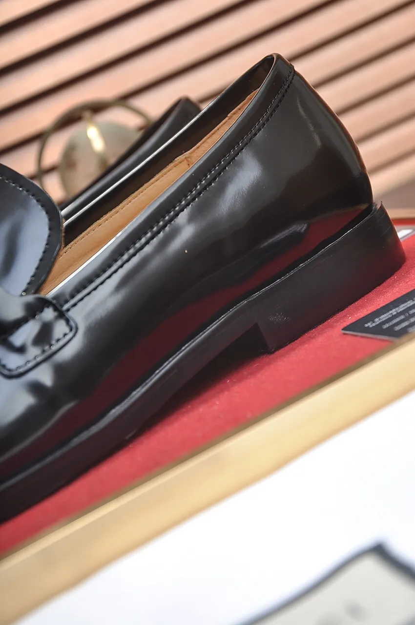 Factory price 540💶Italian top luxury men's shoe giant (GUCCI) (Gucci) (full cowhide lining) new arrival🍃Original European style🔰 Pleasant to the eye😍In order to make the shoes more durable and non-deformable🌀The production continues to follow traditional methods but there is still no lack of innovation💪The original sheepskin is chosen for the leather♻️Smooth, natural and exceptionally bright⭐Made of imported cowhide The rich man’s first choice 38-45 (45 customized)